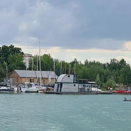 Holiday Apartment With 1 Bedroom *